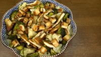 Farklı ve Doyurucu: Fırınlanmış Tavuklu Sebze Salatası Tarifi