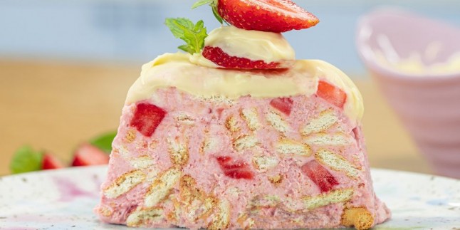 Hafif Tatlı Sevenlere: Çilekli Yoğurtlu Mozaik Pasta Tarifi