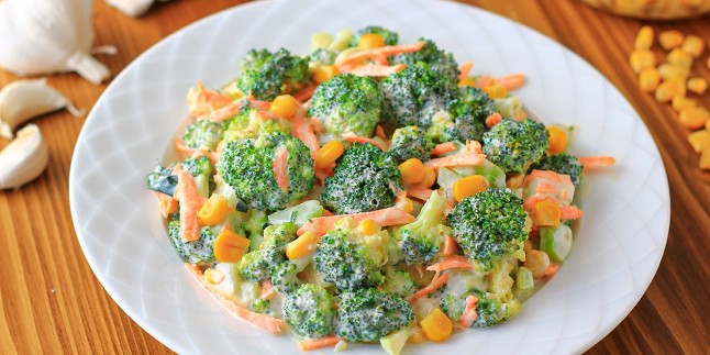 Yoğurt Soslu : Havuçlu Brokoli Salatası Tarifi