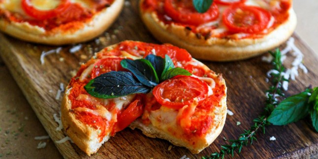 Hamur Yoğurma Derdi Yok : Çay Saati Pizzası Tarifi