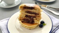 Herkesten Tam Not Alır: Çikolata Dolgulu Pancake Tarifi