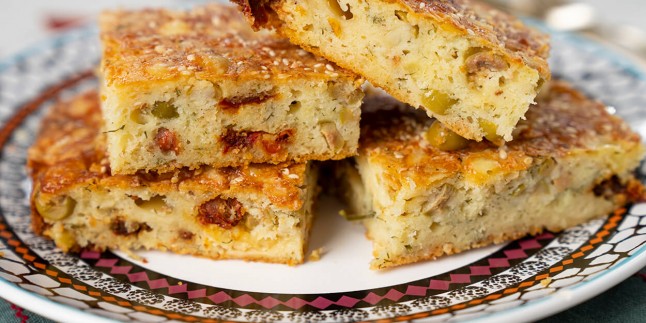İster Kahvaltıya İster Çay Saatlerine: Peynirli Tuzlu Kek Tarifi