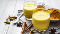 Witness the miracle for yourself by drinking a glass before going to bed at night! Those who hear about the benefits of turmeric milk will not sleep without drinking it.