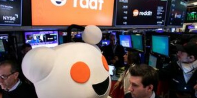 Reddit IPO Prices at Top of Range to Raise $748 Million