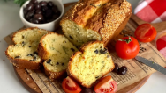 Kahvaltının Kek Haliyle Tanışın: Zeytinli Peynirli Kek Tarifi