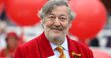Is actor Stephen Fry dead or alive?