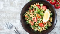 Doyurucu: Nar Ekşili Nohut Salatası Tarifi