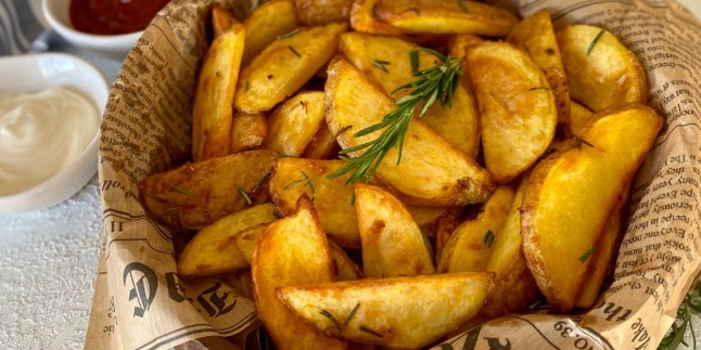 Patates Kızartmasına Alternatif: Biberiyeli Sarımsaklı Fırın Patates Tarifi