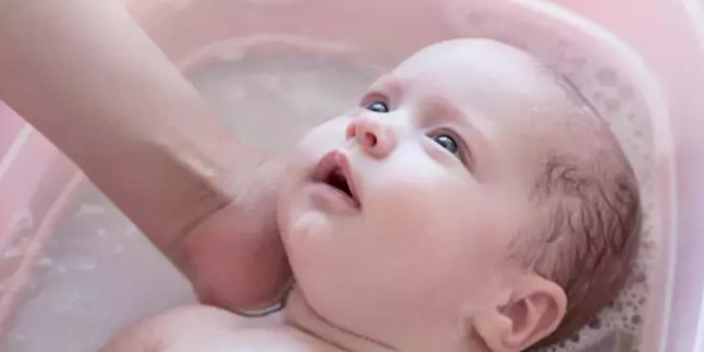 Top 5 tips for bathing a newborn baby